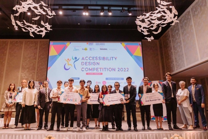 Các đội chiến thắng nhận giải thưởng tại vòng chung kết cuộc thi Accessibility Design Competition 2022.
