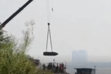 Quả bom "ngủ quên" dưới cầu Long Biên được cẩu lên bờ