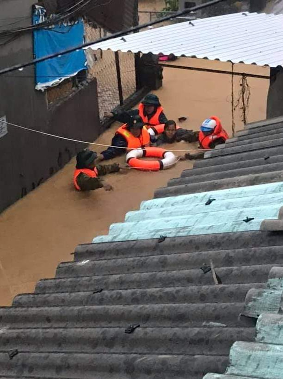 Công an thành phố Huế khẩn cấp cứu dân ra khỏi vùng lũ nguy hiểm - 7 Công an thành phố Huế khẩn cấp cứu dân ra khỏi vùng lũ nguy hiểm - 7