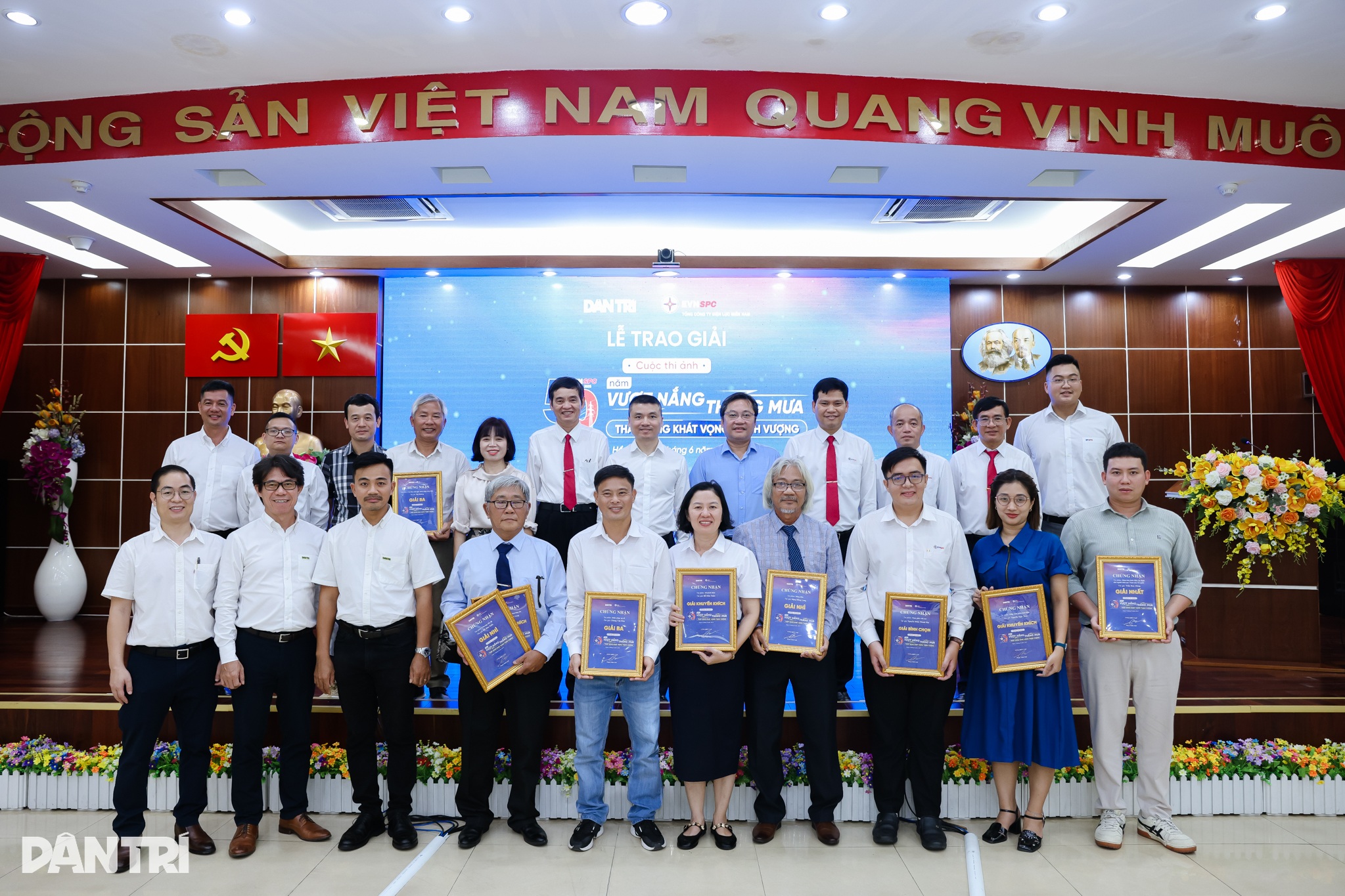 Trao giải cuộc thi ảnh kỷ niệm 50 năm ngành điện lực miền Nam - 1