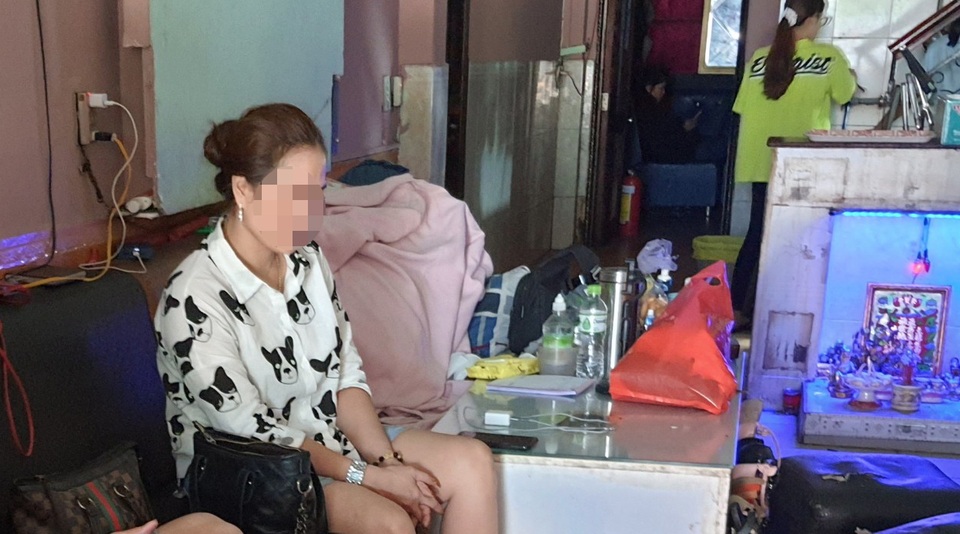 Xin tiền không được, nhóm côn đồ vác dao, mã tấu đập phá quán karaoke - 2 Xin tiền không được, nhóm côn đồ vác dao, mã tấu đập phá quán karaoke - 2