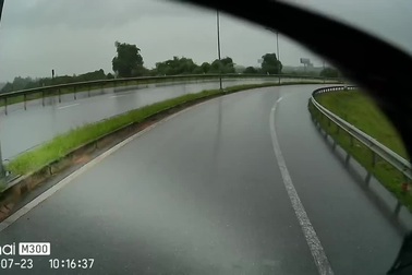 "Bắt quả tang" ô tô đi lùi trên đường cao tốc Hà Nội - Thái Nguyên