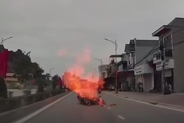 Xe máy va dải phân cách giữa, chùm bóng bay bốc cháy dữ dội