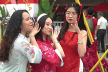 Người dân nườm nượp đến đường hoa Nguyễn Huệ check-in trong sáng 29 Tết