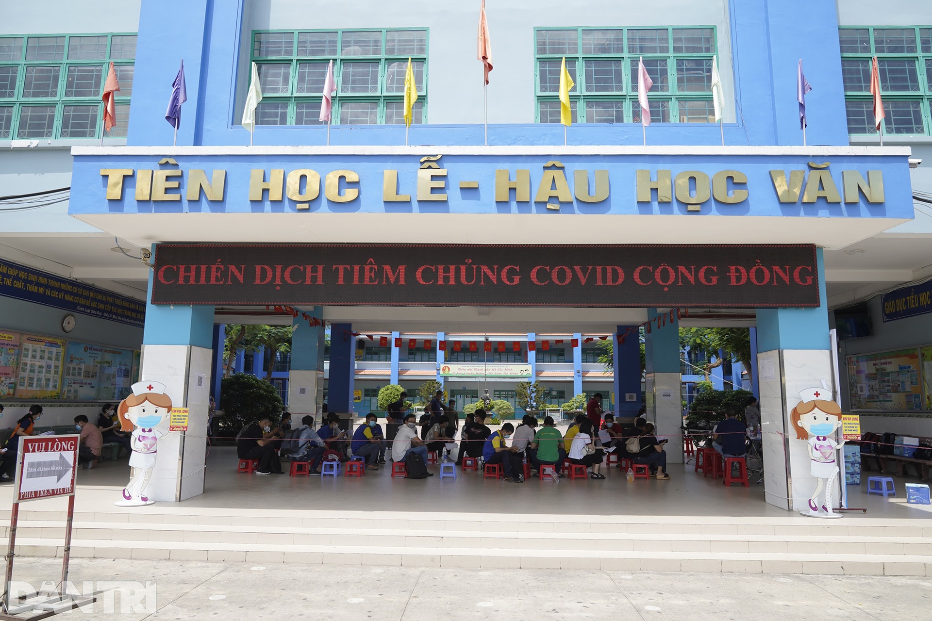 TPHCM tăng tốc tiêm vắc xin ngừa Covid-19, dân xếp hàng dài chờ tới lượt - 16