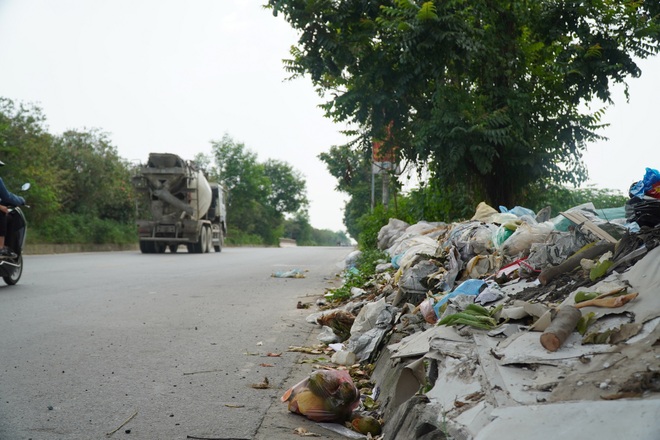 Hà Nội: Rác thải tràn lan trên đại lộ 7.500 tỷ đồng - 10