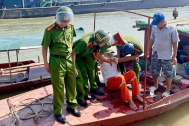 Cảnh sát và người dân cứu sống người đàn ông nhảy cầu Vĩnh Phú