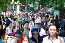 Công viên, hàng quán ở Hà Nội chật kín khách ngày đầu kỳ nghỉ lễ