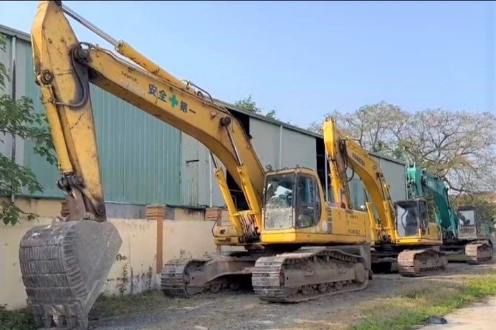 ចោរប្លន់ដីដាក់របាំងមុខក្នុងឡាន ពេលប៉ូលីសចាប់បានដៃក្រហម - ២ Đất tặc cố thủ trên ô tô khi bị công an bắt quả tang - 2