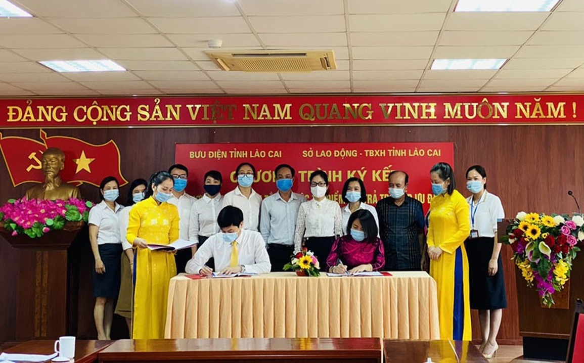 Lào Cai chi trả trợ cấp ưu đãi cho người có công qua bưu điện - 1 Lào Cai chi trả trợ cấp ưu đãi cho người có công qua bưu điện - 1