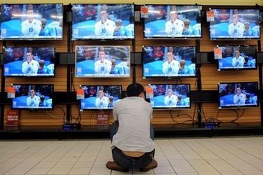 World Cup: Con học thi “nhấp nhổm”, bố công việc “bỏ bê”