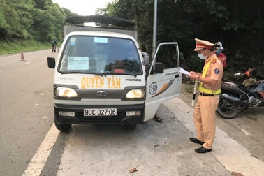 Tài xế "ma men" lái ô tô ra đường khi giãn cách, bị phạt 37 triệu đồng