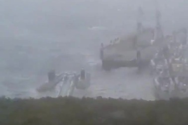 Bão thổi ụ nổi đâm vào hàng loạt tàu chiến của Nga