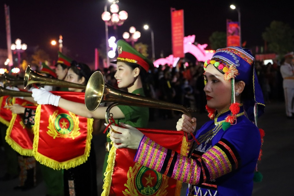 Người dân rủ nhau đi xem cảnh sát cơ động biểu diễn nhạc kèn - 6 Người dân rủ nhau đi xem cảnh sát cơ động biểu diễn nhạc kèn - 6