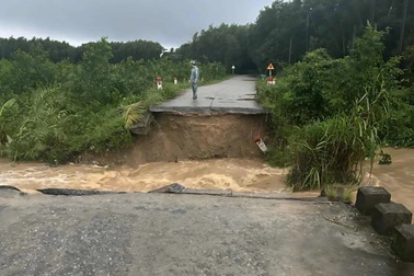 Sập cầu Cây Sung khiến 750 người bị cô lập