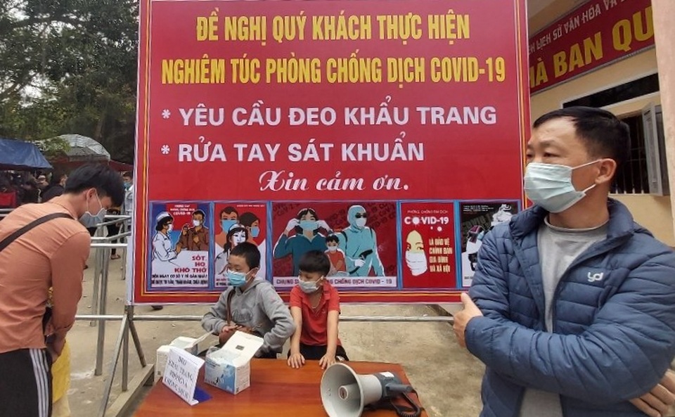 Hàng vạn người du xuân và xin lộc nước thánh đầu năm - 3 Hàng vạn người du xuân và xin lộc nước thánh đầu năm - 3