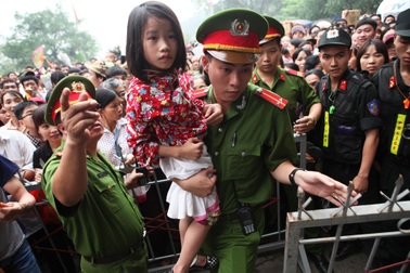 Công an Phú Thọ “căng mình” với biển người đổ về Đền Hùng