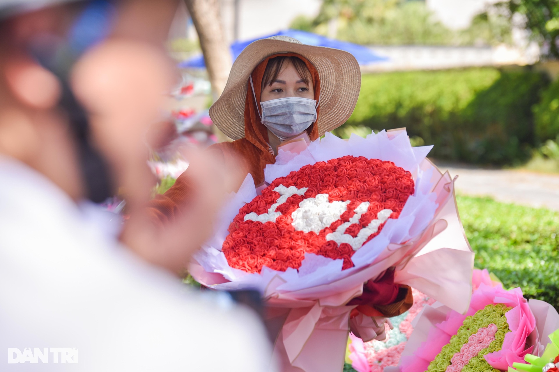 Tiểu thương khóc ròng vì hoa ế trong ngày lễ Tình nhân - 12