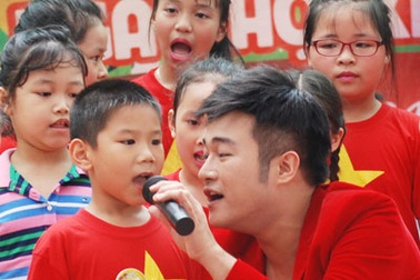 Ca sĩ Minh Quân đùa vui với trẻ nhỏ