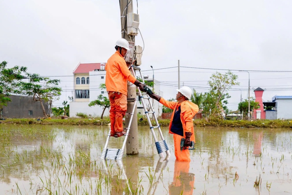 Những cuộc gọi dang dở trong lũ dữ và hành trình đưa điện trở lại - 1 Những cuộc gọi dang dở trong lũ dữ và hành trình đưa điện trở lại - 1