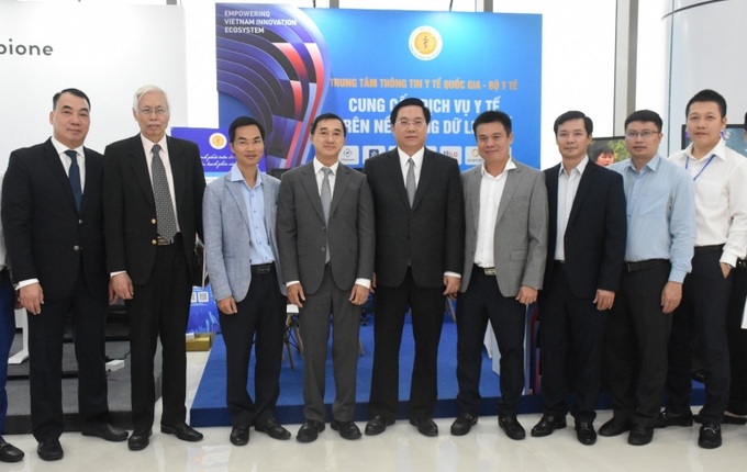 Thứ trưởng Bộ Y tế Trần Văn Thuấn và Thứ trưởng Bộ Kế hoạch và Đầu tư Trần Duy Đông cùng các đại biểu tại không gian triển lãm của Trung tâm Thông tin y tế Quốc gia.