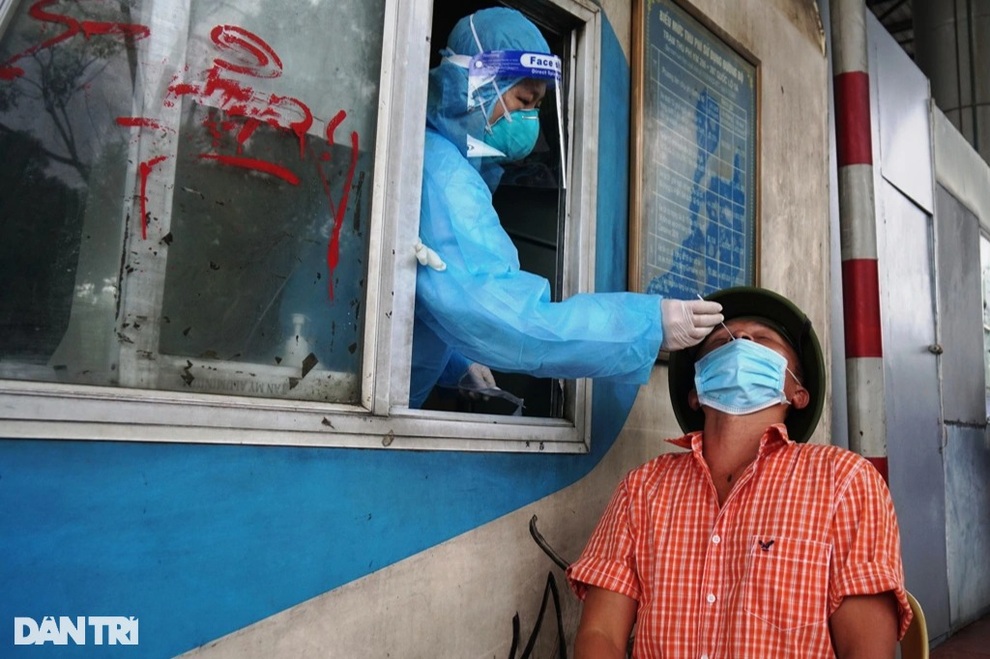 Dòng người, phương tiện xếp hàng dài chờ xét nghiệm Covid-19 dưới mưa - 7 Dòng người, phương tiện xếp hàng dài chờ xét nghiệm Covid-19 dưới mưa - 7