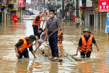 Bộ đội Biên phòng Lạng Sơn giúp người dân chạy lũ