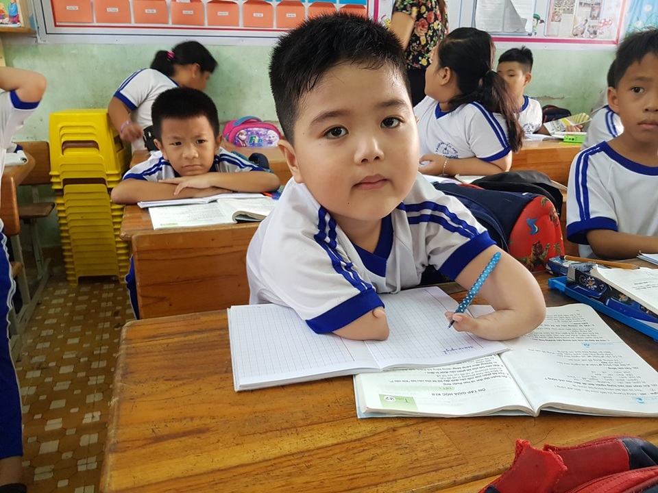 Nghị lực của cậu bé viết chữ bằng 3 ngón tay của bàn tay trái - 1 Nghị lực của cậu bé viết chữ bằng 3 ngón tay của bàn tay trái - 1
