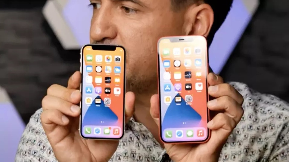 iPhone 12 mini lần đầu lộ video thực tế: Kích thước “tí hon” đến ngỡ ngàng - 1 iPhone 12 mini lần đầu lộ video thực tế: Kích thước “tí hon” đến ngỡ ngàng - 1