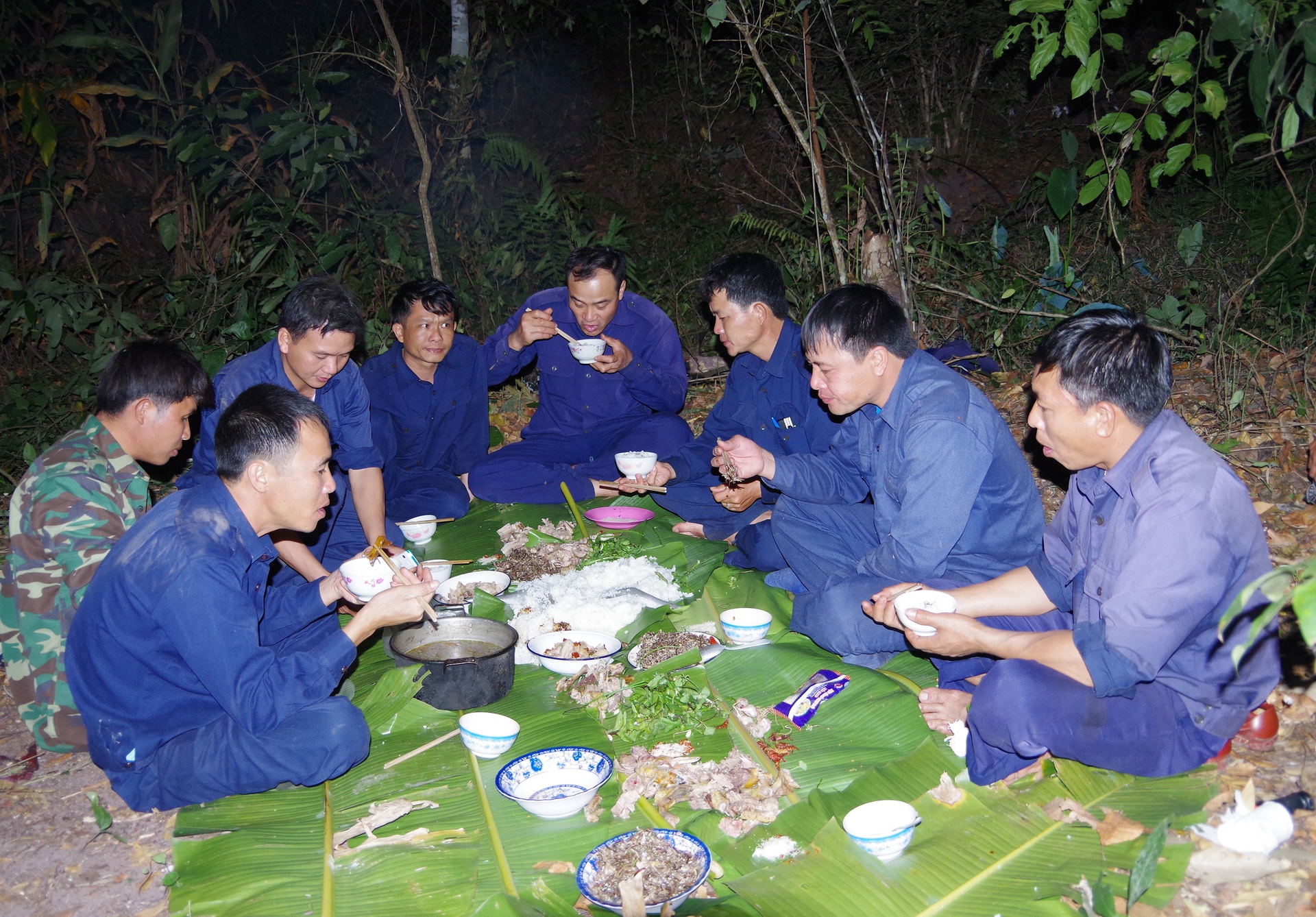 Hành trình 40 năm bộ đội con đi tìm bộ đội cha trên đất Lào - 14 Hành trình 40 năm bộ đội con đi tìm bộ đội cha trên đất Lào - 14