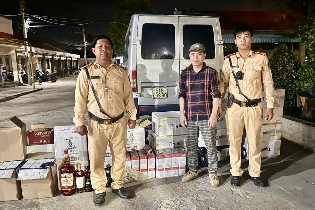 CSGT Tây Ninh phát hiện nhiều rượu ngoại nghi nhập lậu trên xe tải - 1