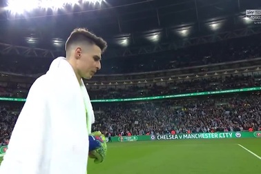 Thủ thành Kepa Arrizabalaga nhất quyết không chịu rời sân