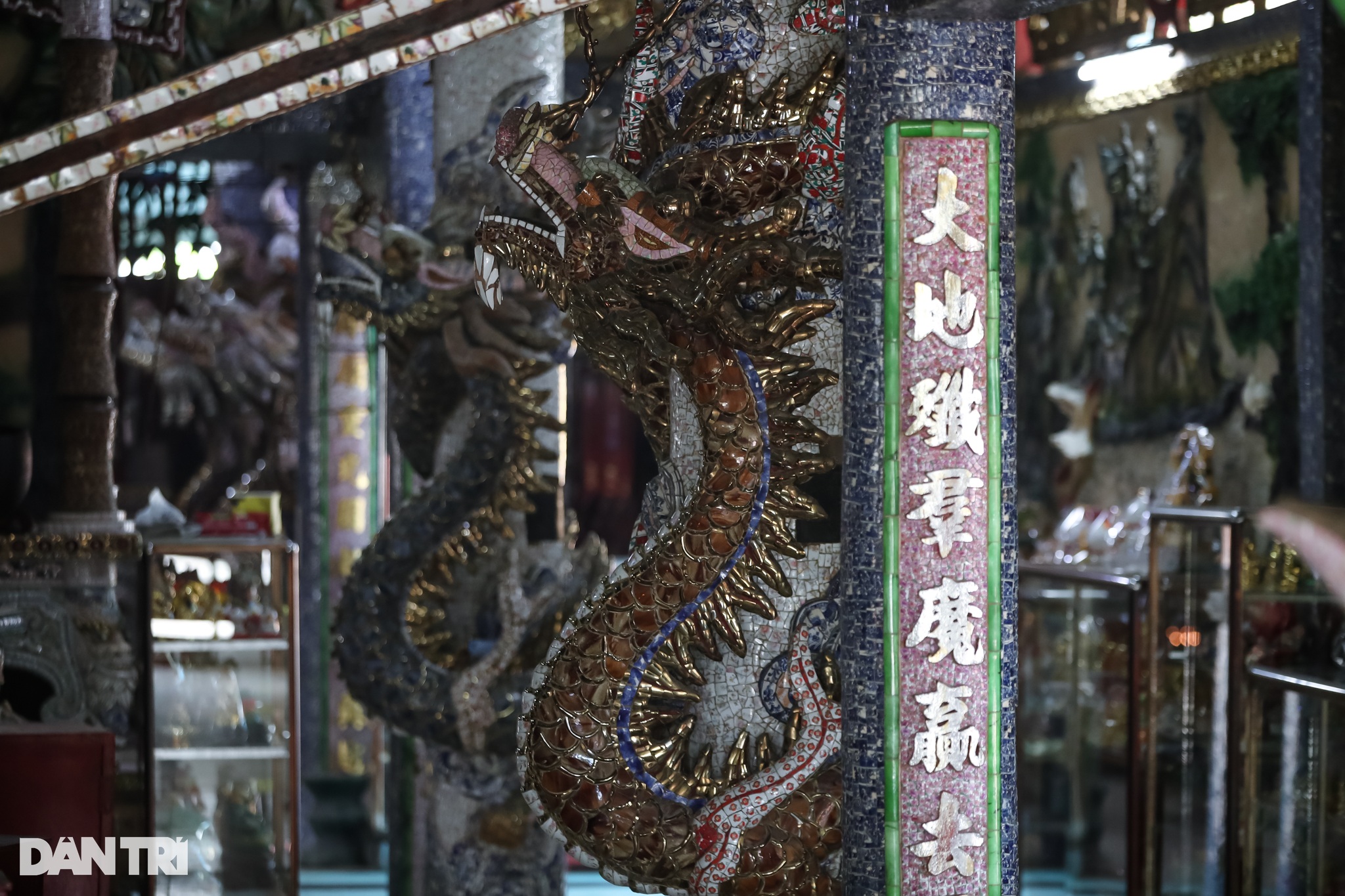 View - Gần 100 linh vật rồng uốn lượn quanh cổ miếu hơn 300 tuổi ở TPHCM | Báo Dân trí