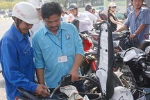 Doanh nghiệp lãi trên 1.000 hay chỉ 800 đồng mỗi lít xăng?