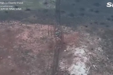 Xe tăng Nga nổ tung sau khi trúng đạn của quân đội Ukraine