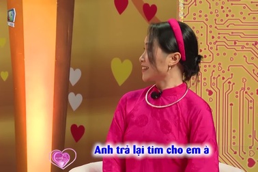 Cô gái Việt bỏ về vì quá tức tối và không được tỏ tình