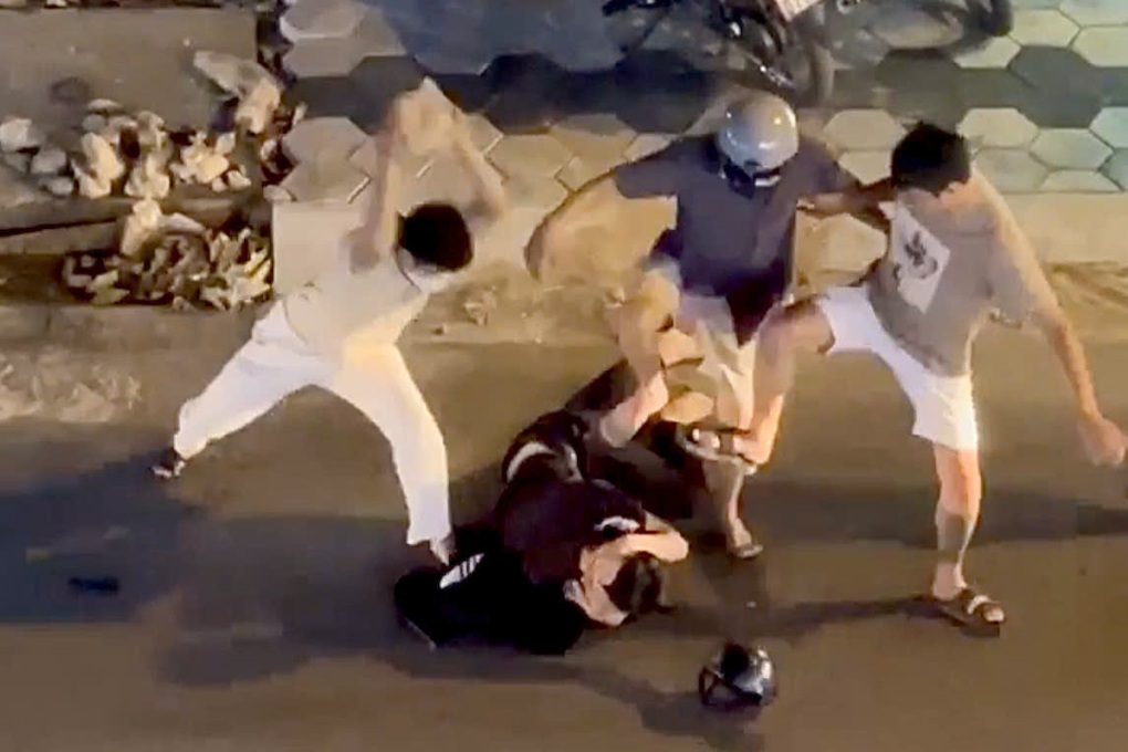 Nhóm người cầm gạch đá vây đánh hai thanh niên ở TPHCM - 1 Nhóm người cầm gạch đá vây đánh hai thanh niên ở TPHCM - 1