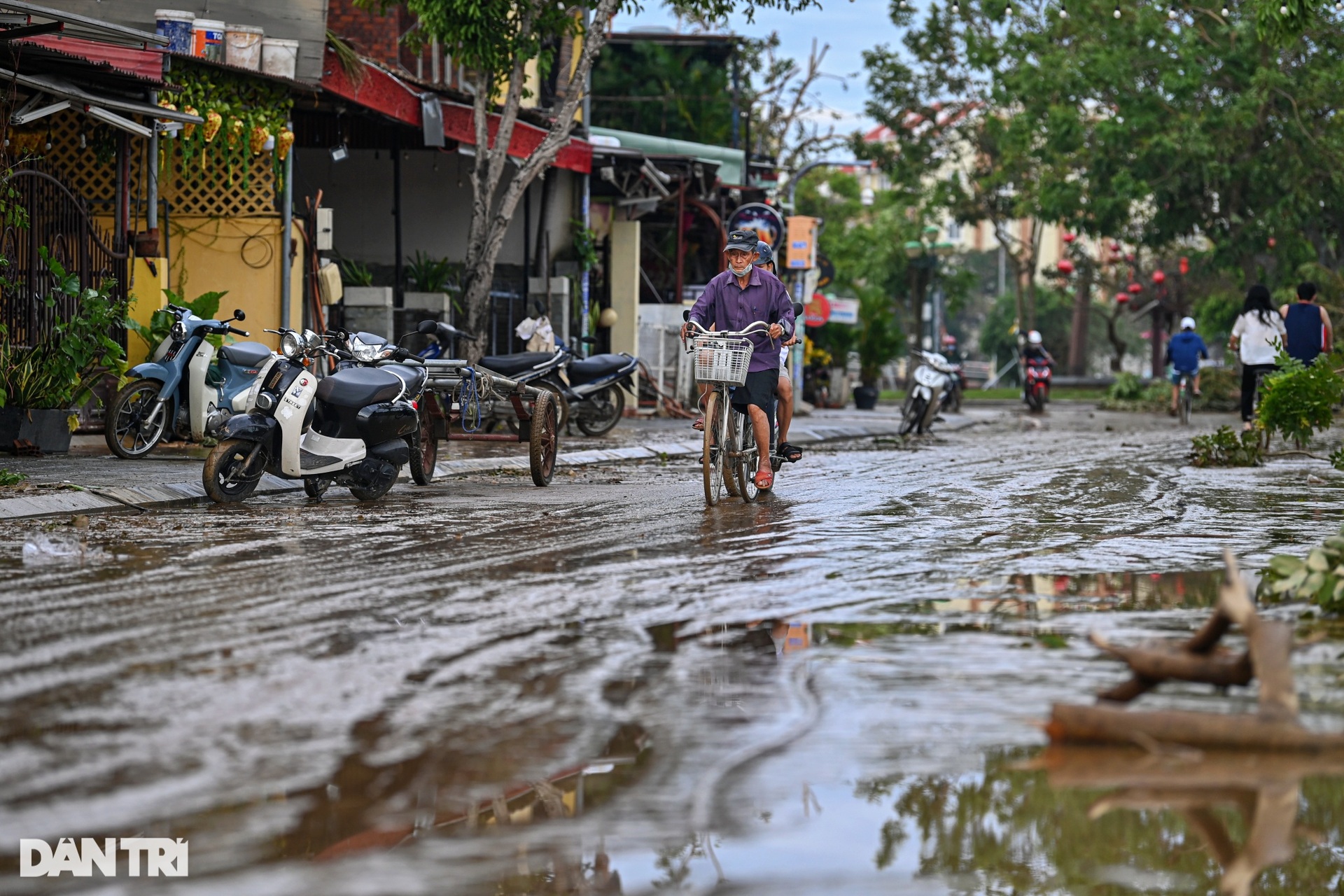 Người dân Hội An khẩn trương dọn bùn đất sau khi nước rút - 11 Người dân Hội An khẩn trương dọn bùn đất sau khi nước rút - 11