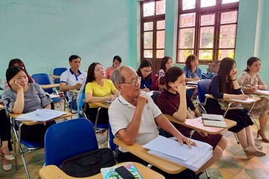 75 tuổi vẫn cắp sách lên giảng đường đại học