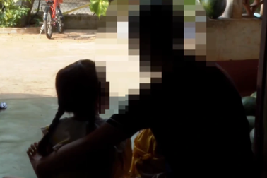 Một phụ nữ trình báo 2 con gái đều bị hàng xóm xâm hại