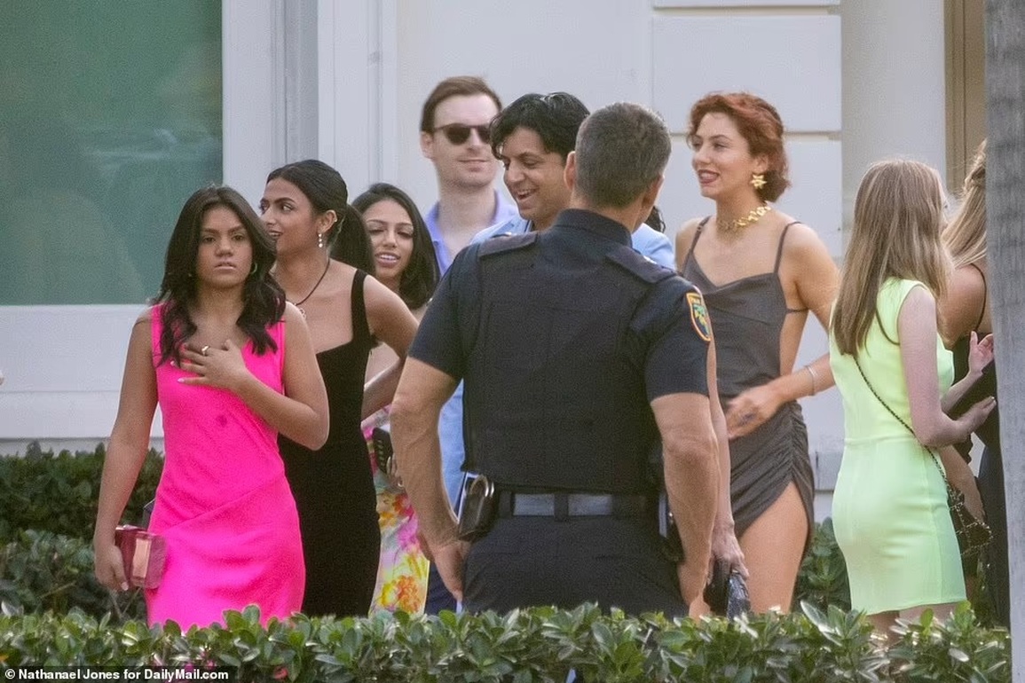 Khi vợ chồng Beckham bị lép vế trước mức độ giàu có của thông gia - 13