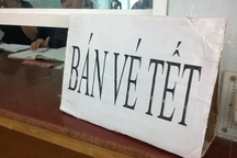 Vé tàu Tết từ TPHCM còn ít lựa chọn, người dân đợi xe khách mở bán thêm vé