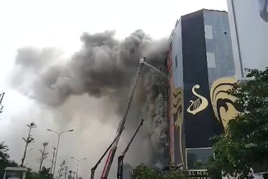 Cháy dữ dội 4 ngôi nhà cao tầng ở Hà Nội, lửa tiếp tục lan rộng