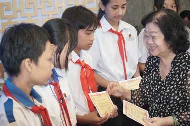 Trao hàng trăm suất học bổng đến học sinh dân tộc, vùng biển đảo