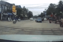 Kỷ luật 3 nhân viên quên kéo gác chắn khi tàu chạy qua ở Huế