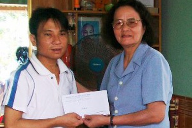 Quảng Bình: Thăm và trao quà thầy giáo bị suy thận