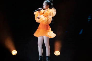 Phương Ly khoe chân thon trên sân khấu