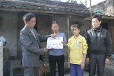 Hơn 10 triệu đồng đến cô bé 15 tuổi bé như học sinh... lớp 5 