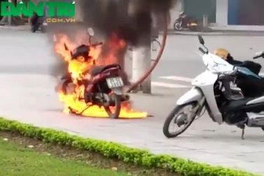 Xin xe vi phạm không được, người đàn ông châm lửa đốt xe máy (nguồn Facebook)