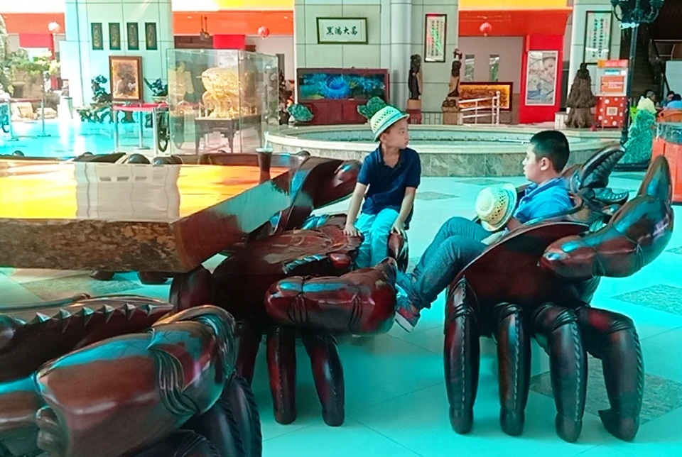 Ngắm bộ bàn ghế gỗ hình con cua độc đáo ở miền Tây - 9 Ngắm bộ bàn ghế gỗ hình con cua độc đáo ở miền Tây - 9